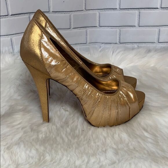 Vince Camuto Gold Pleated Platform Heels Size 6.5 - Picture 4 of 6